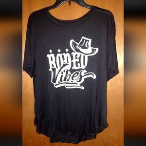Queen Bees, Rodeo Vibes, 1X, Black Graphic Women's Tee, NWOT Short Sleeve Cowboy